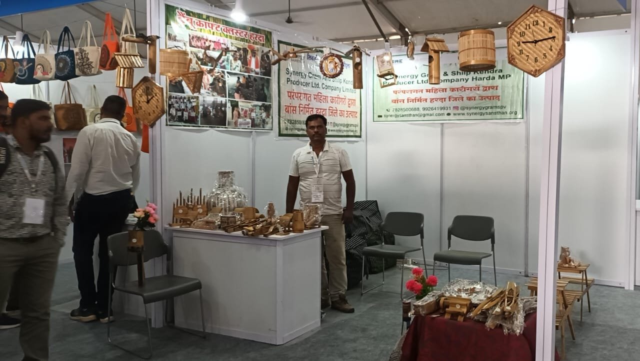 हरदा की महिला बांस कारीगरों की कारीगरी ने जीता दिल, बांस क्राफ्ट सामग्री की बढ़ी मांग