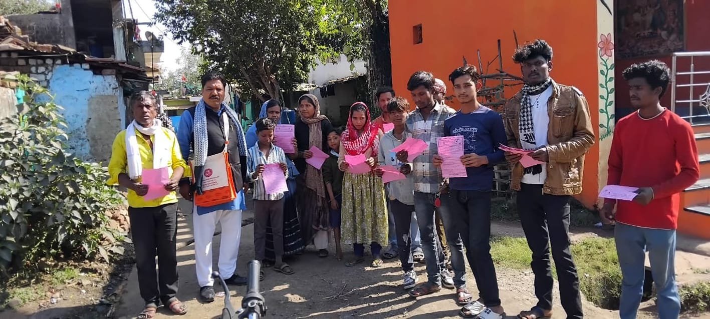 श्रमिक संपर्क अभियान के तहत गांव-गांव जाकर जानी समस्याएं