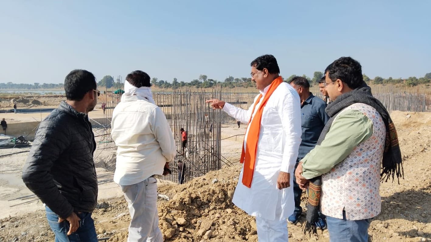 पूर्व मंत्री ने सिद्धेश्वर बैराज के निर्माण कार्य का किया अवलोकन