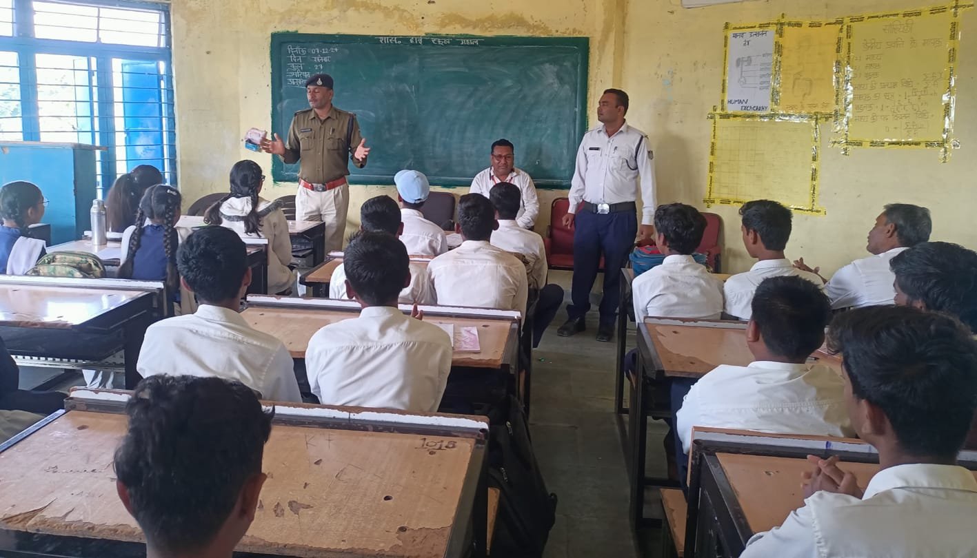 छात्र-छात्राओं को दिया यातायात नियमों का प्रशिक्षण