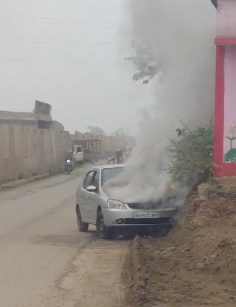 चलती कार में लगी आग, बड़ा हादसा टला