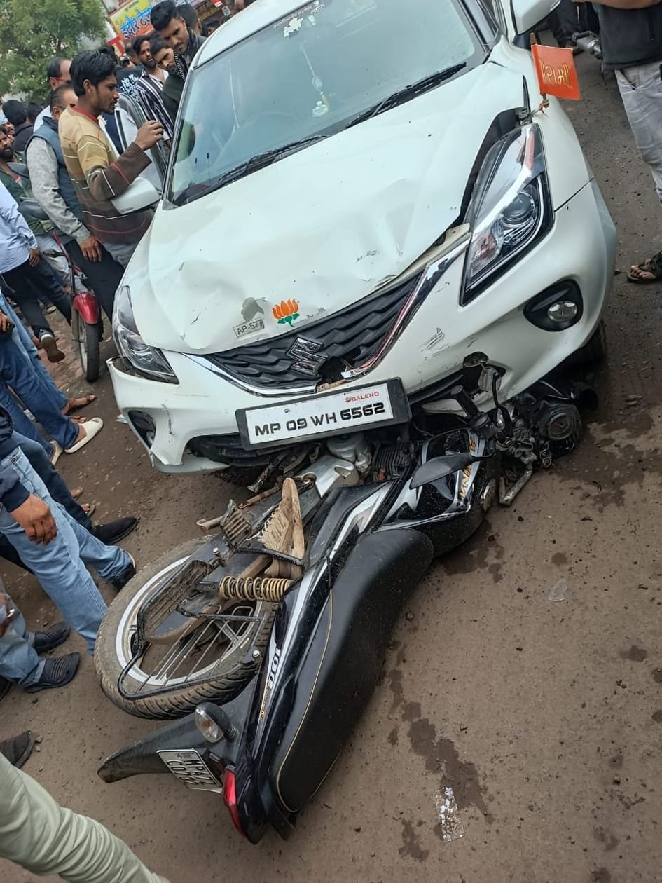 तेज रफ्तार बलेनो कार ने मोटरसाइकल को मारी टक्कर, एक किलोमीटर तक घसीटा