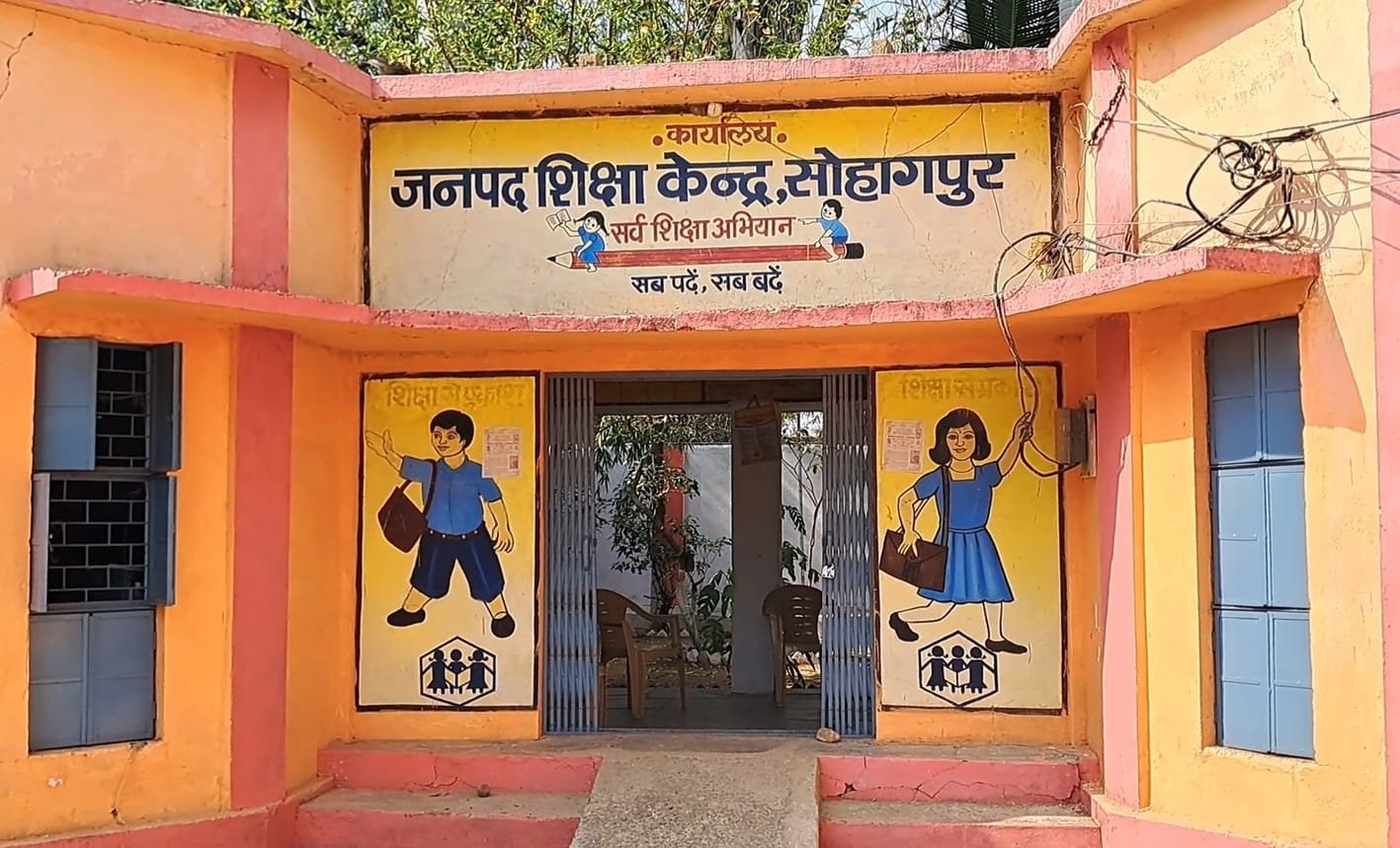 दस्तखत कर स्कूल से चले जाते हैं शिक्षक