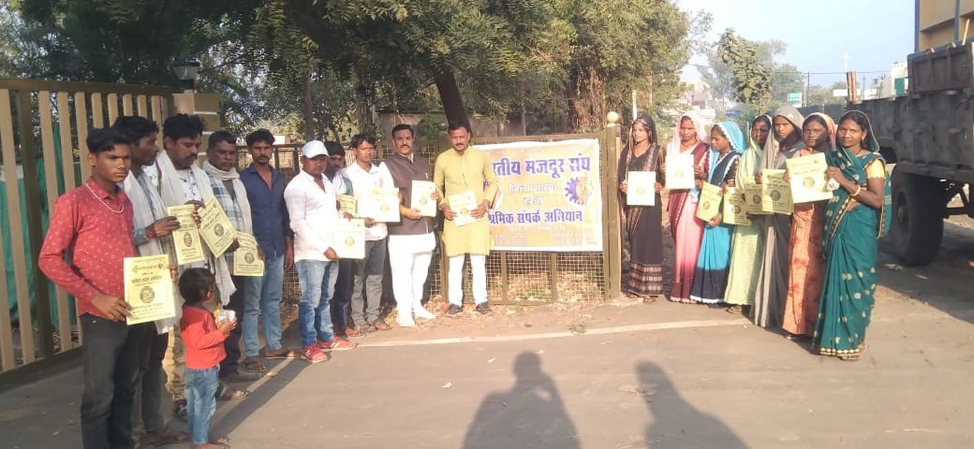 श्रमिकों से संपर्क कर जानी समस्याएं