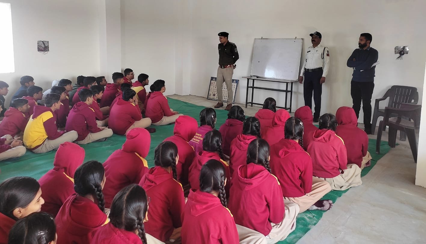 छात्र-छात्राओं को दिया यातायात नियमों का प्रशिक्षण