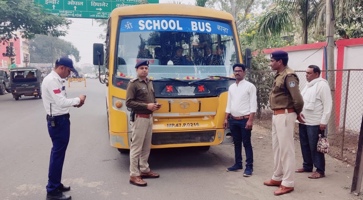 ६ स्कूल वाहन सहित ९ वाहनों पर यातायात नियम उल्लंघन में हुई चालानी कार्यवाही