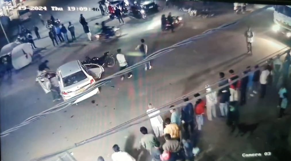 कार से बाईक टकराने पर कार मेें की तोड़फोड़