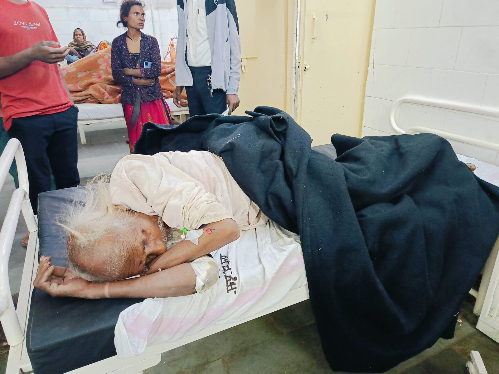 अज्ञात वाहन की टक्कर से बुजुर्ग घायल