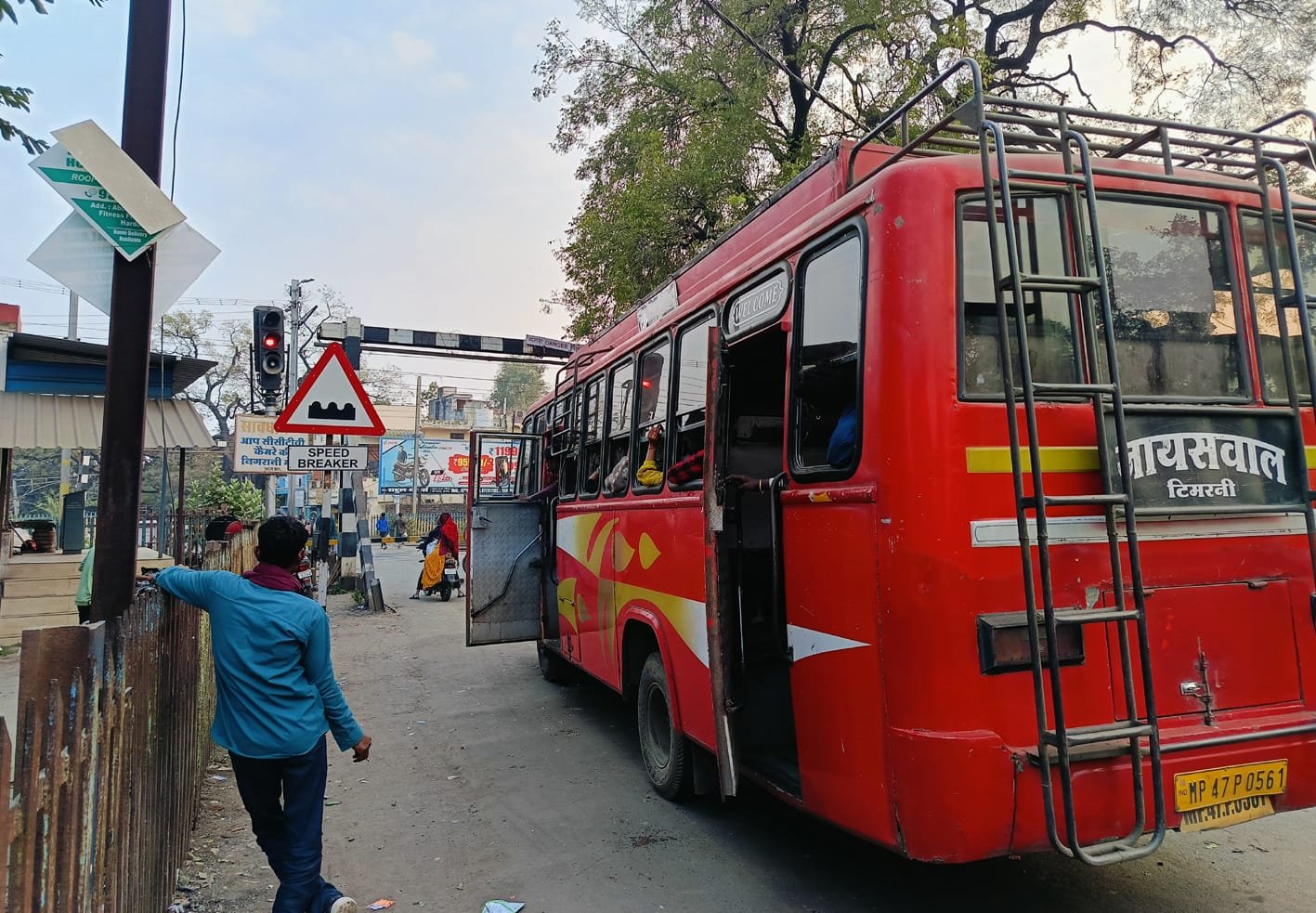डबल फाटक रेलवे गेट दिन में ३० बार होता है बंद, वाहन चालकों को करना पड़ता है इंतजार