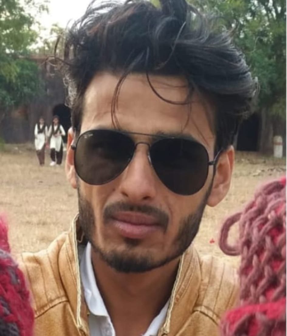 सड़क किनारे मिला युवक का शव, क्षेत्र में फैली सनसनी