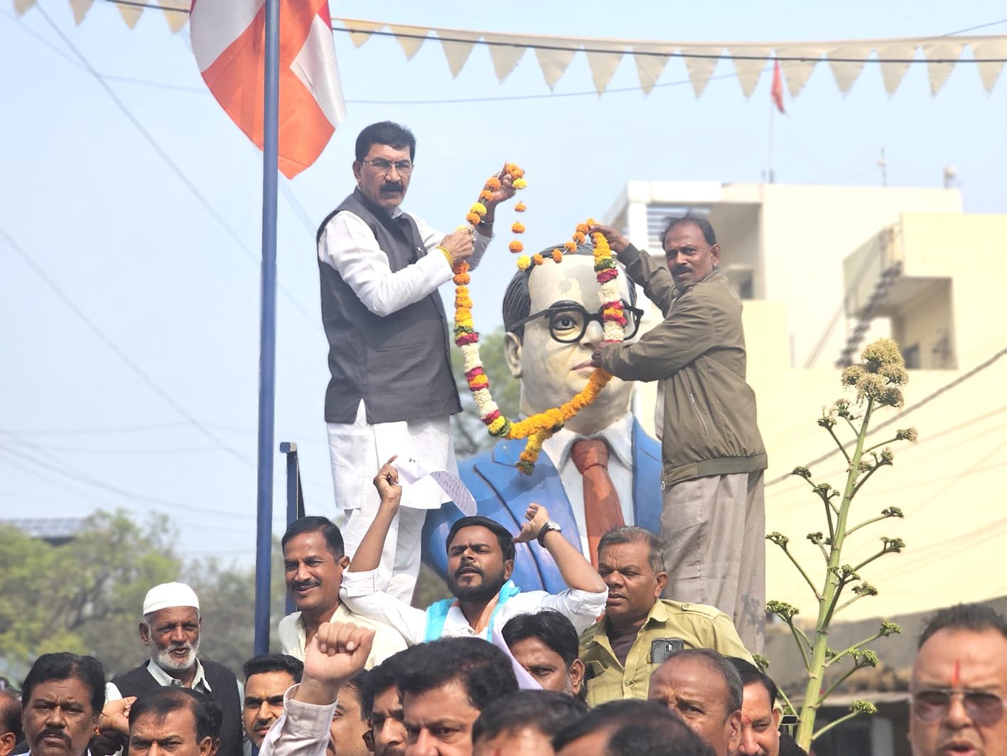 कांग्रेस ने पैदल मार्च निकालकर किया विरोध प्रदर्शन