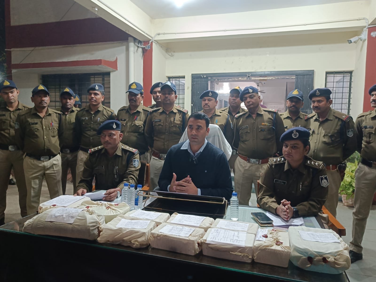 पुलिस ने सात देशी पिस्टल, 3 देशी कट्टे और 10 फायर आर्म्स के साथ एक आरोपी किया गिरफ्तार