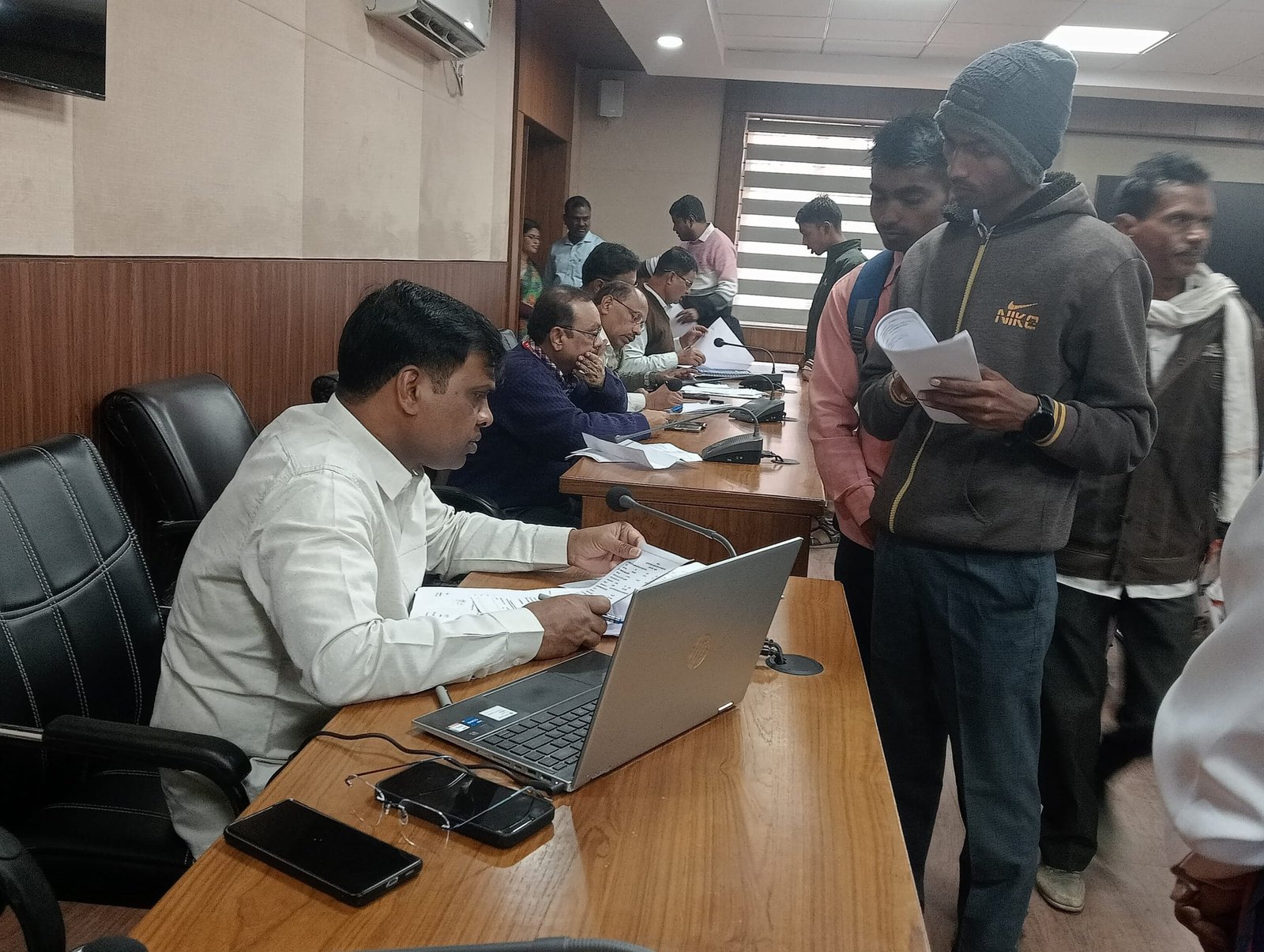 पीएम किसान सम्मान निधि के आवेदन की जांच में अनावश्यक विलंब पर कलेक्टर श्री सूर्यवंशी ने पटवारी को निलंबित करने के दिए निर्देश