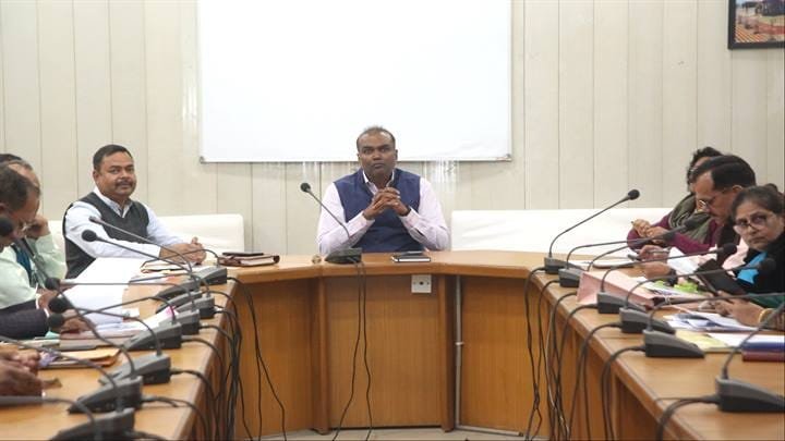 प्रभावशीलता के साथ करें योजनाओं का क्रियान्वयन – संभाग आयुक्त संजीव सिंह