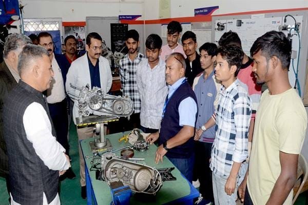 जिलेवार सर्वे कर वाहन मैकेनिक के प्रशिक्षण के लिए प्रयासों को बढ़ाए : तकनीकी शिक्षा मंत्री श्री परमार