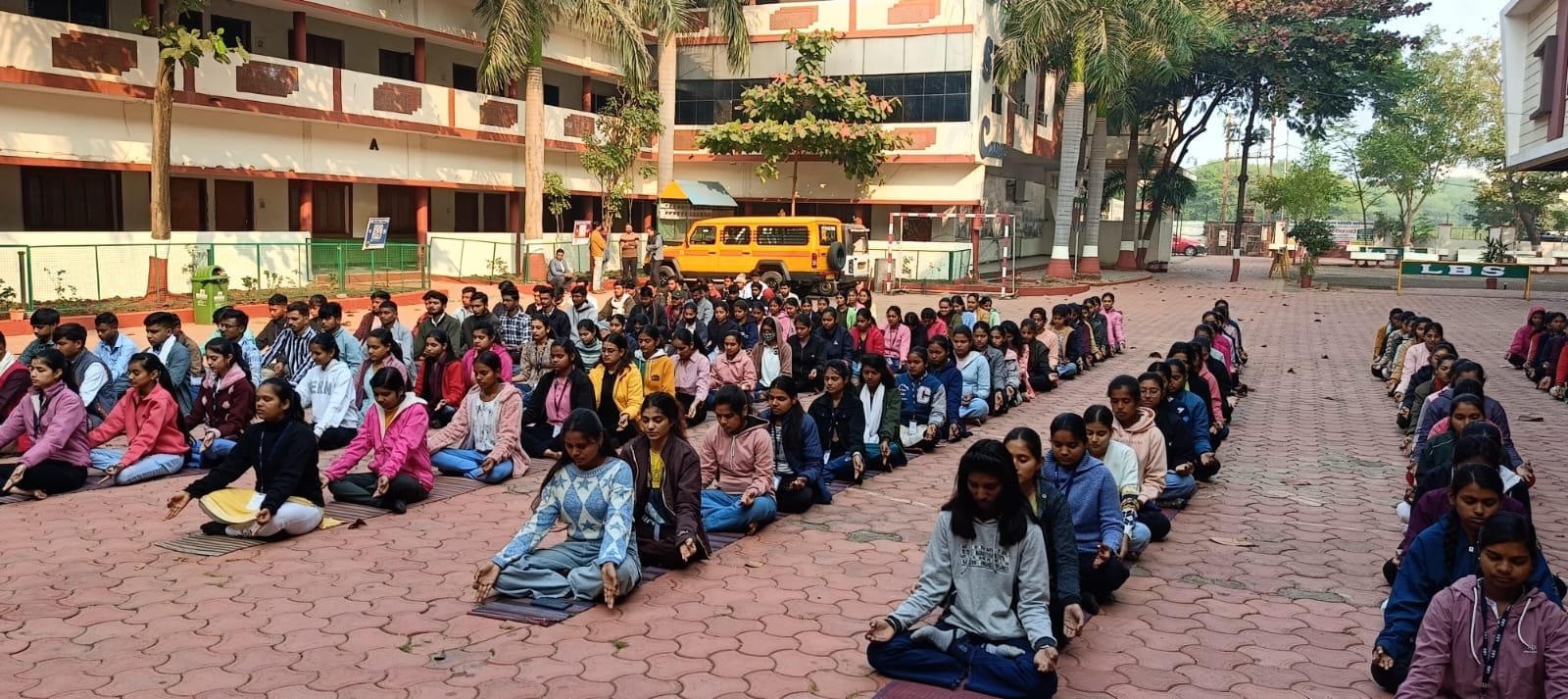 एल.बी.एस. कॉलेज में मनाया गया विश्व ध्यान दिवस