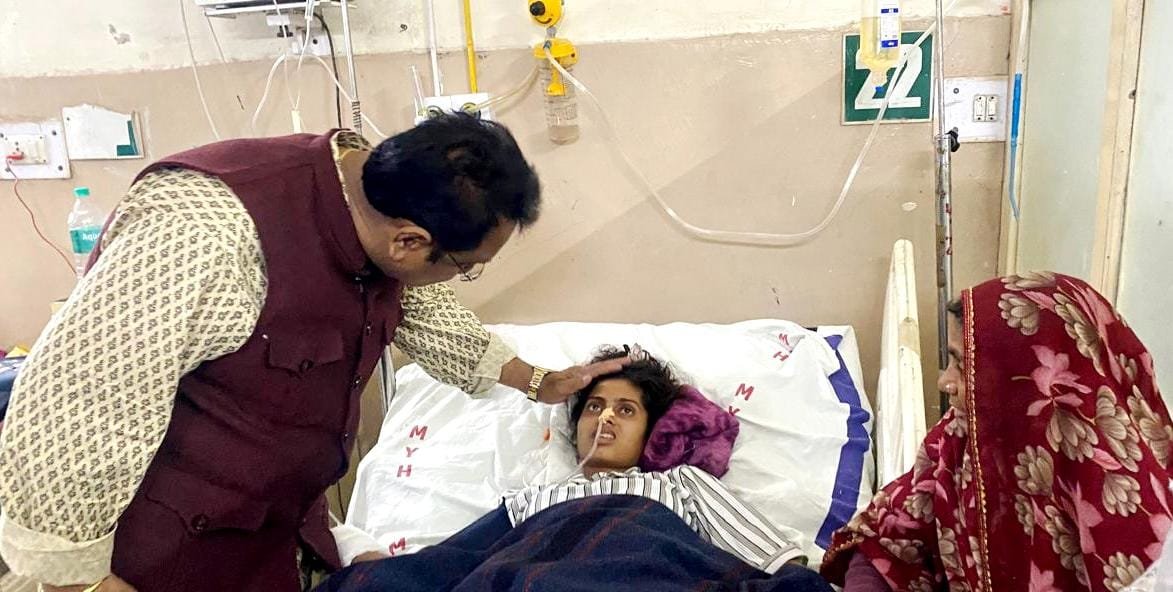 जनजातीय कार्य विभाग मंत्री डॉ. शाह दुर्घटना में घायल बालिका से इन्दौर में मिले छात्रा के इलाज में कोई कमी नहीं आने दी जाएगी