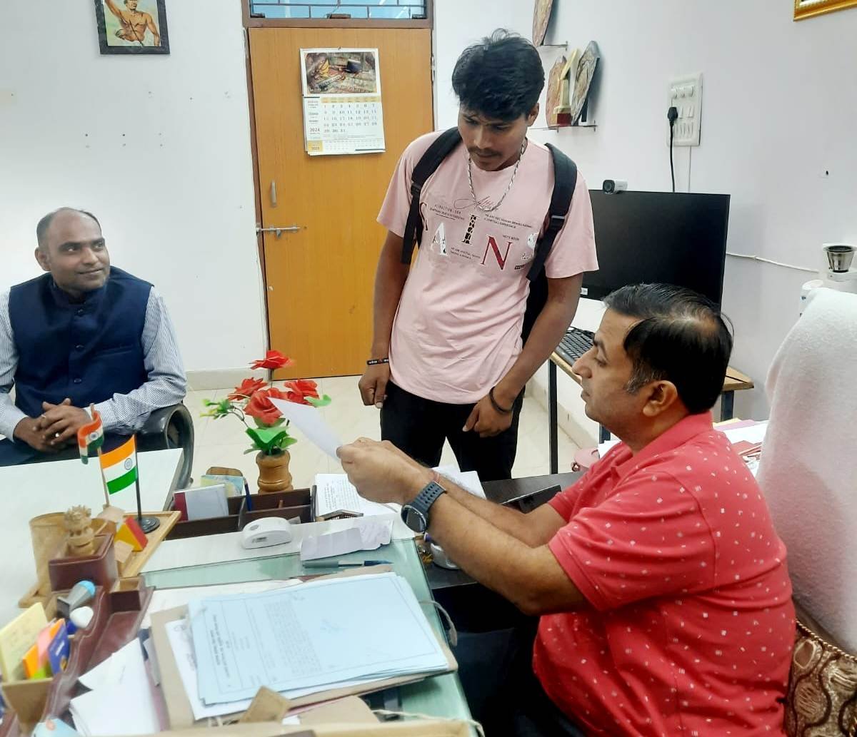 जनजातीय कार्य विभाग में सीएम हेल्पलाइन में दर्ज शिकायतों के निराकरण हेतु आयोजित हुआ शिविर