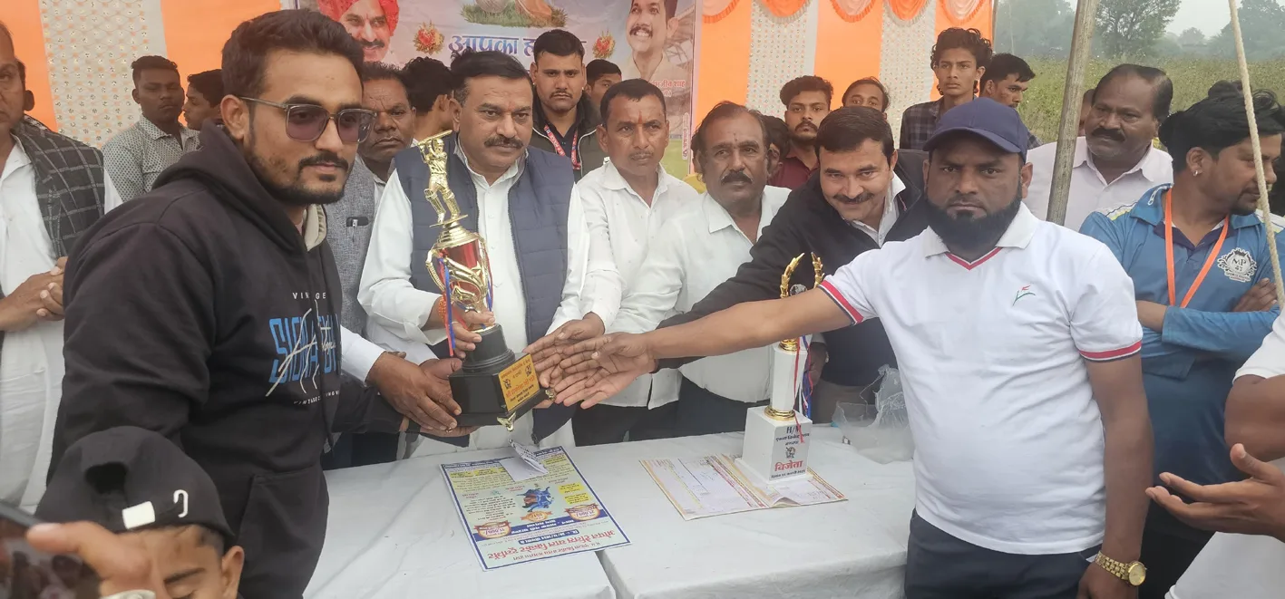 विधायक दोगने ने प्रतिभागियों को किया पुरस्कृत