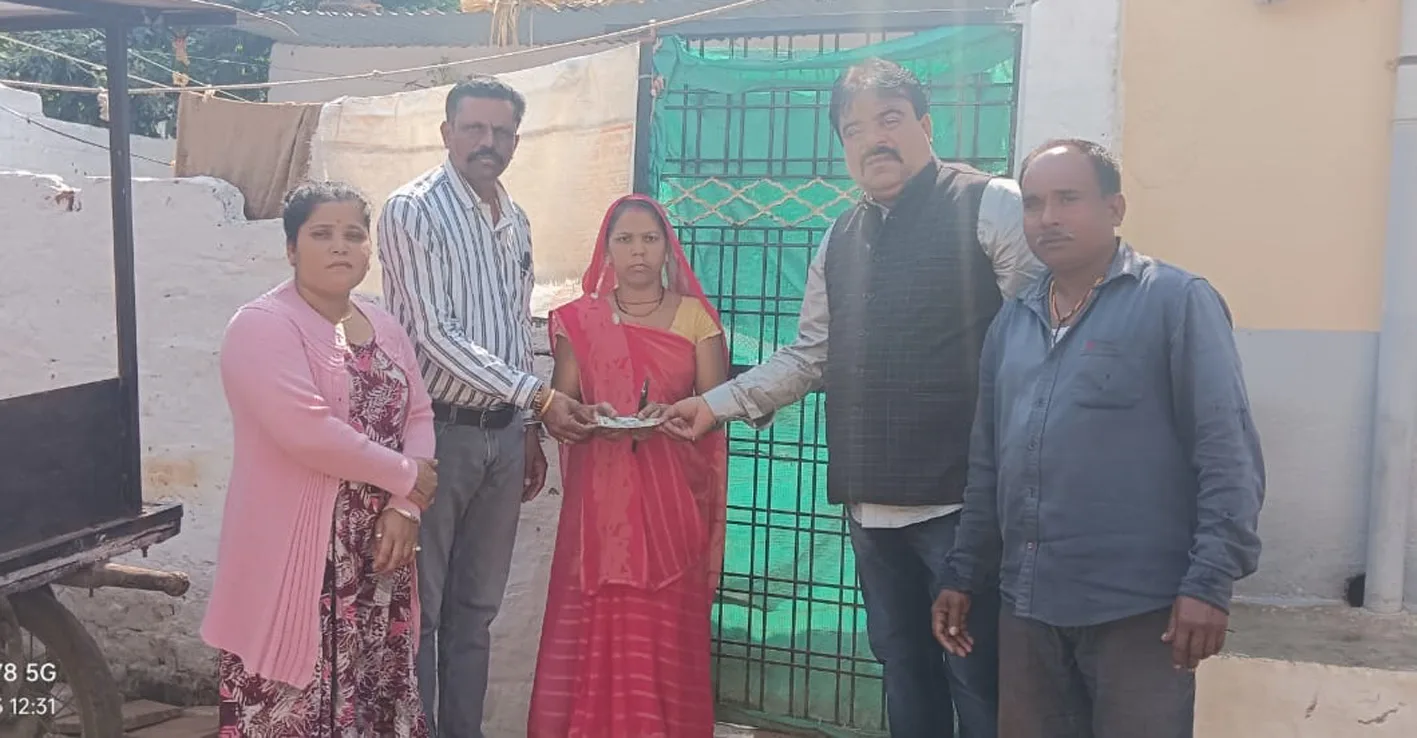 विधायक दोगने ने पीड़ित बच्चों के परिजनों को प्रदान की सहायता राशि