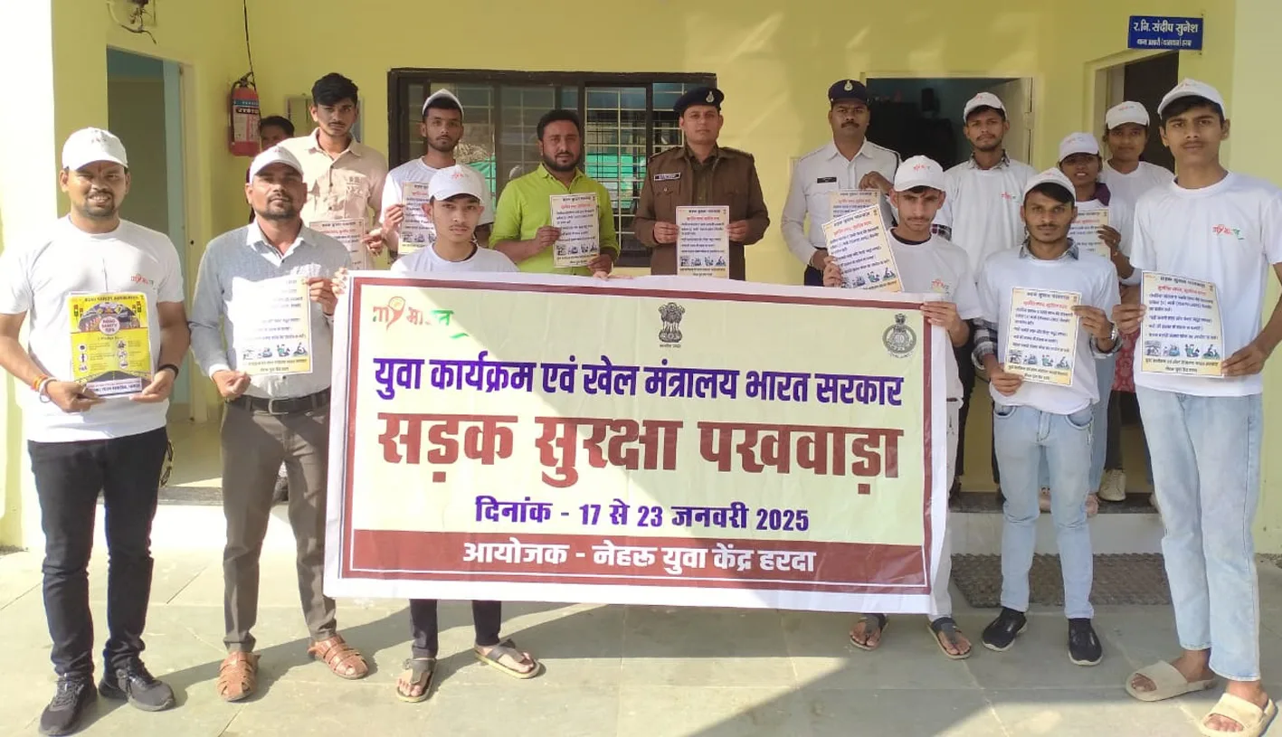 सड़क सुरक्षा जागरुकता के पोस्टर का विमोचन