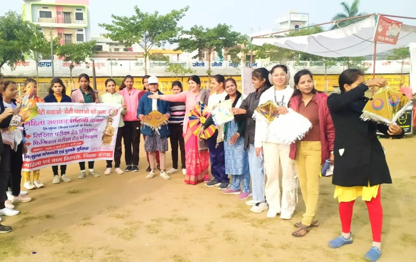 पतंग उड़ाकर और तिल के लड्डू वितरित कर मनाई मकर संक्रांति