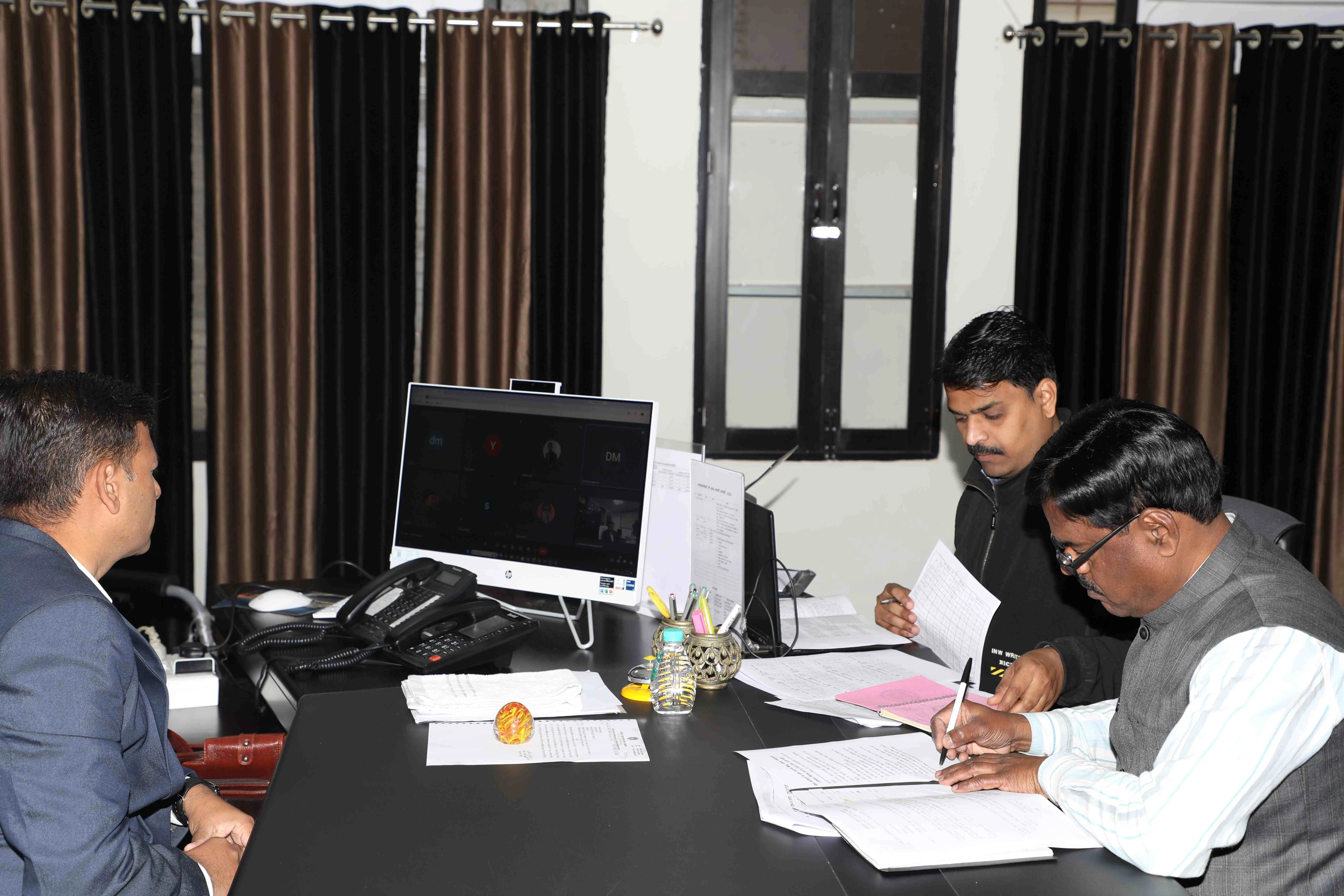 कमिश्‍नर ने हरदा कलेक्टर को दिए निर्देश- अवैध खनिज के उत्खनन एवं भंडारण तथा परिवहन पर सतत कार्रवाई करे
