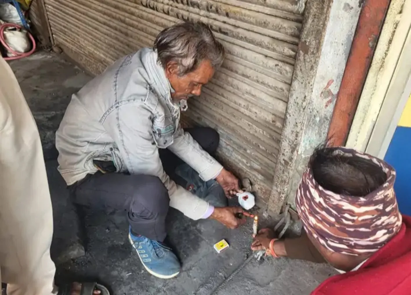 नगर पालिका ने सील की बस स्टैण्ड की दुकानें