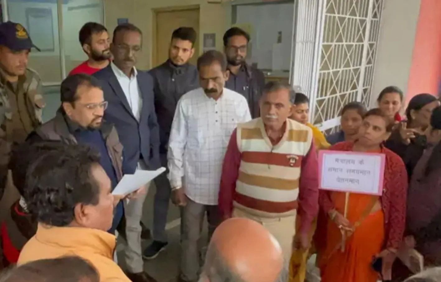 नई पेंशन योजना को बंद कर पुरानी को बहाल करने की मांग