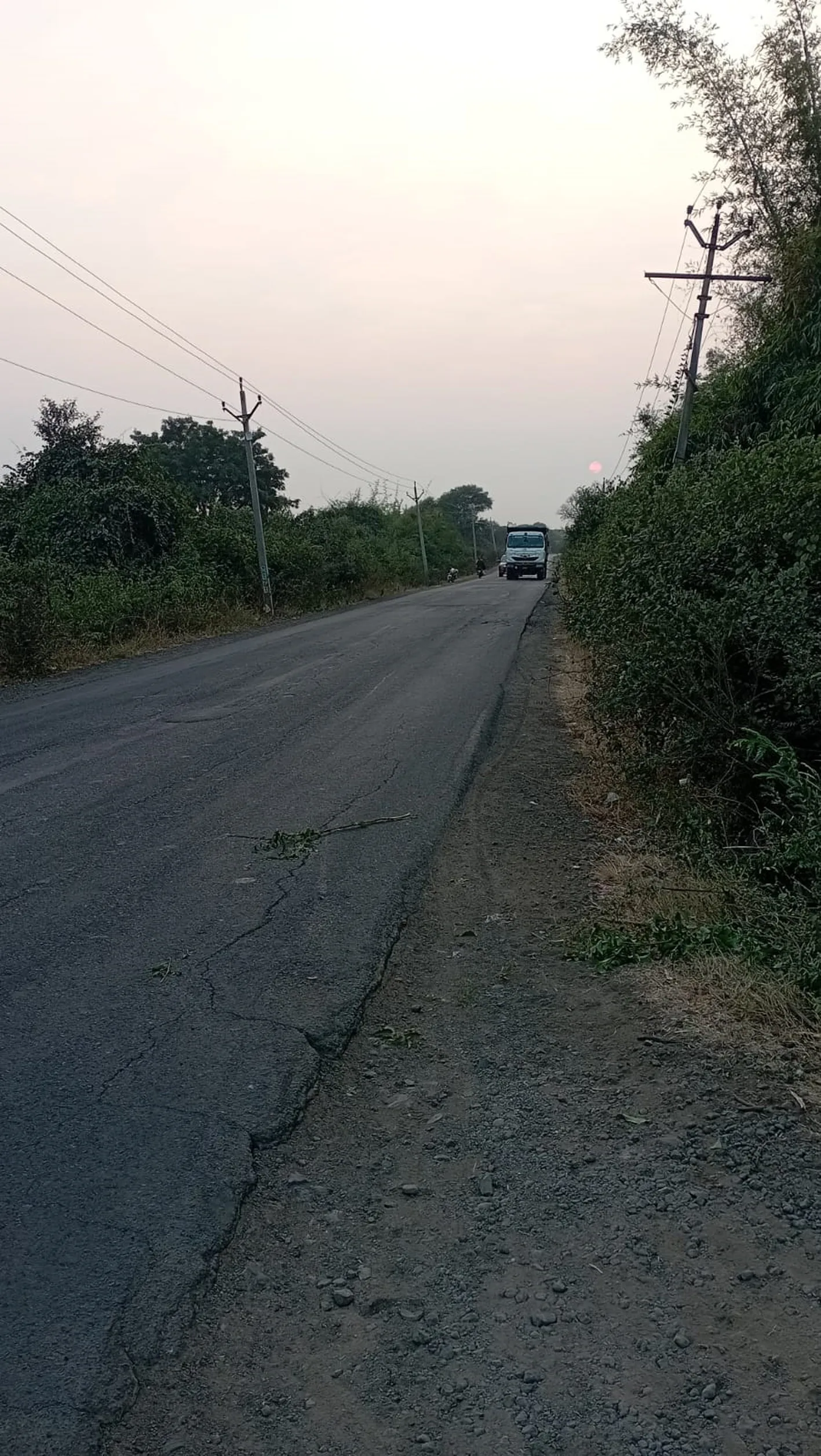 बीस साल पुरानी सड़क पर चल रहे क्षमता से अधिक वाहन