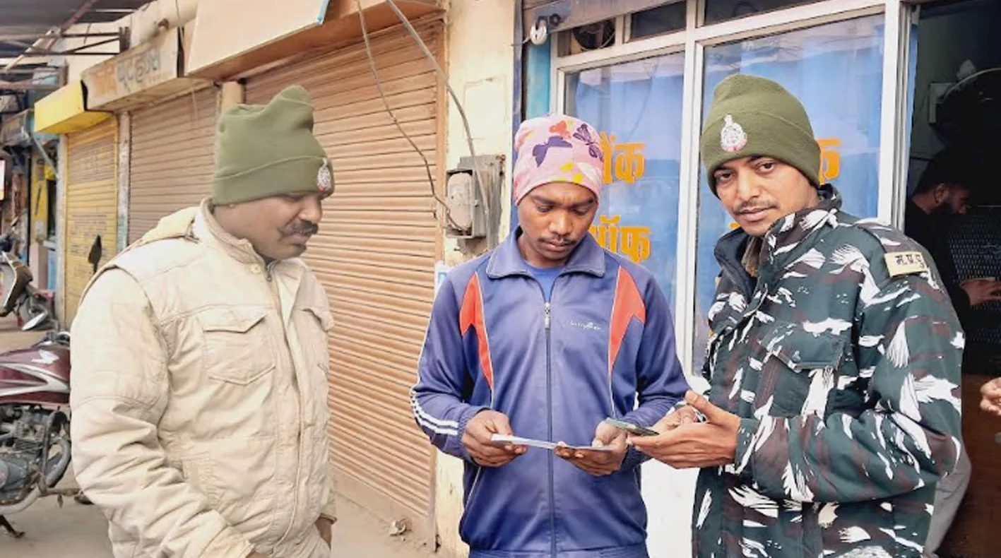 ग्राहक सेवा केंद्र के संचालक और पुलिस की सतर्कता से बचा युवक