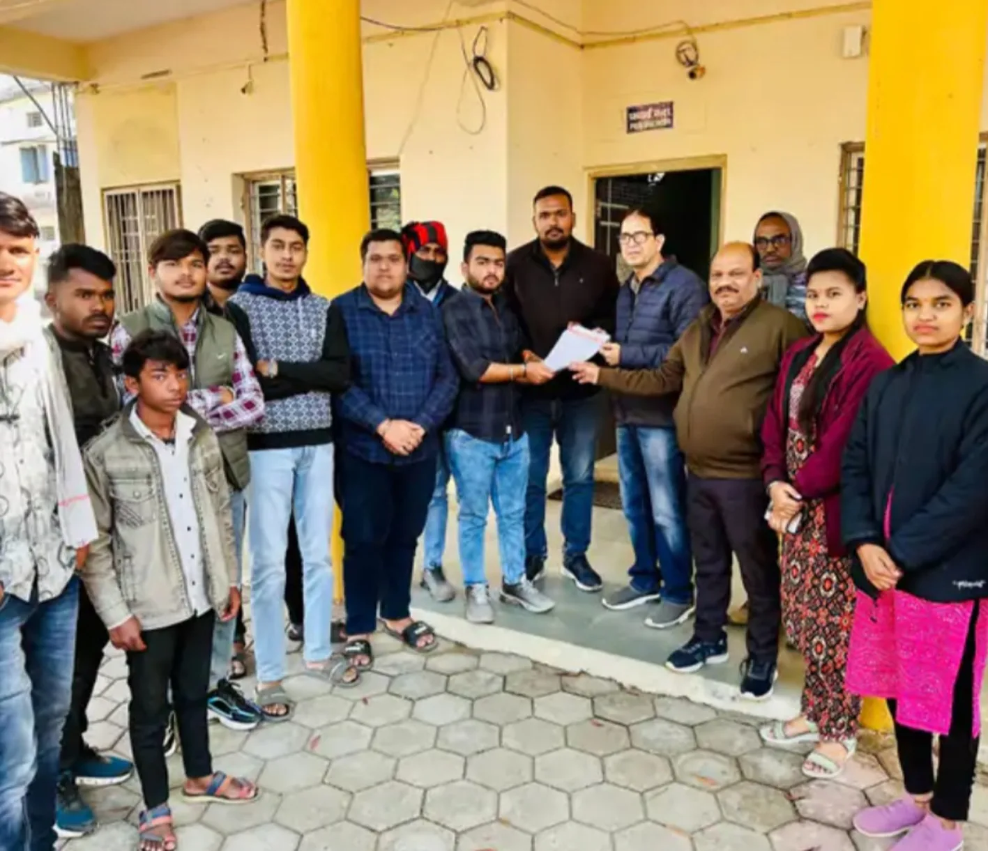 कॉलेज द्वारा अनुबंधित बसों के संचालन में अनियमितता का आरोप