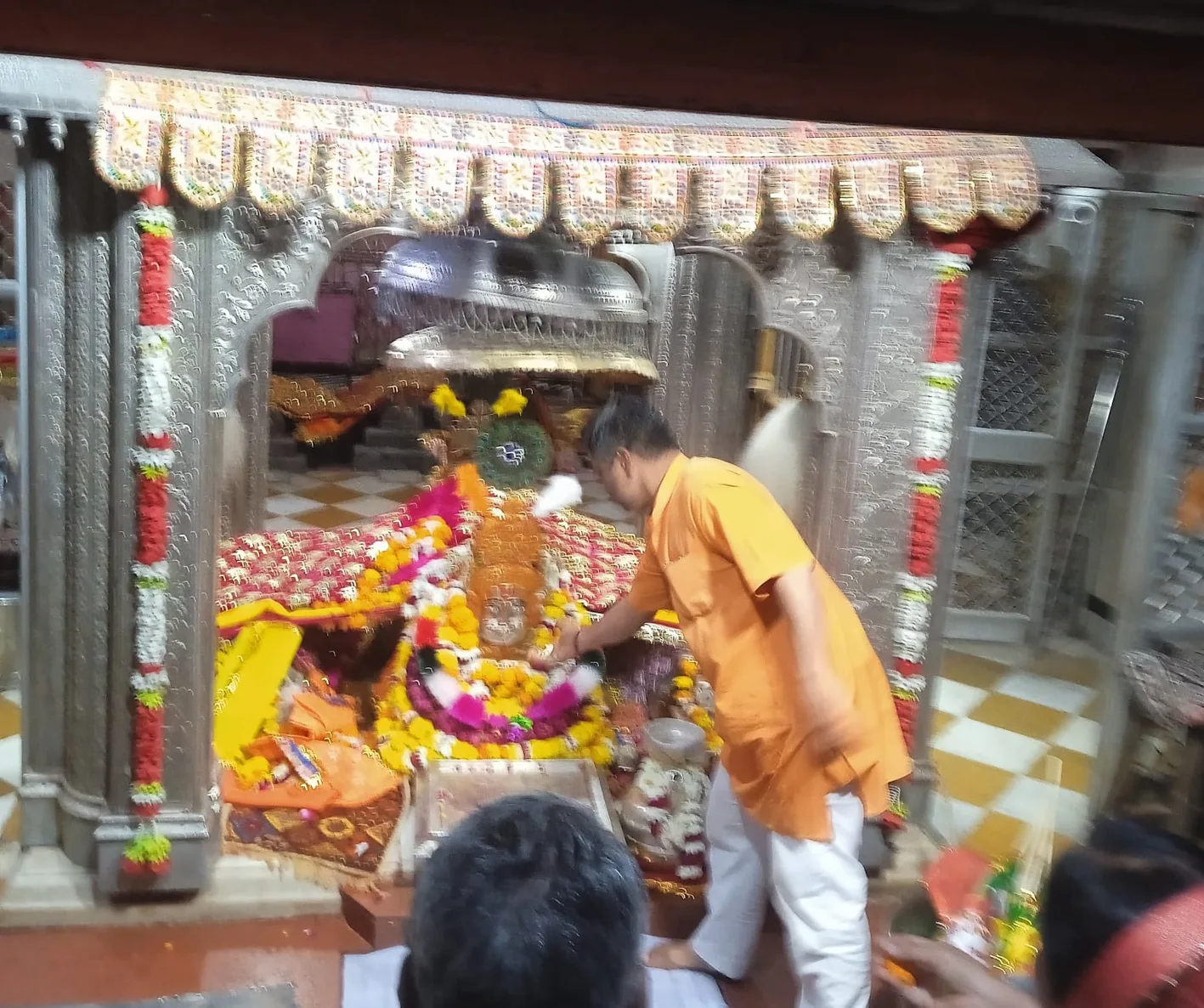 81 घंटे में 1100 कि.मी दौड़कर चढ़ाई बाबा रामदेव को ध्वजा