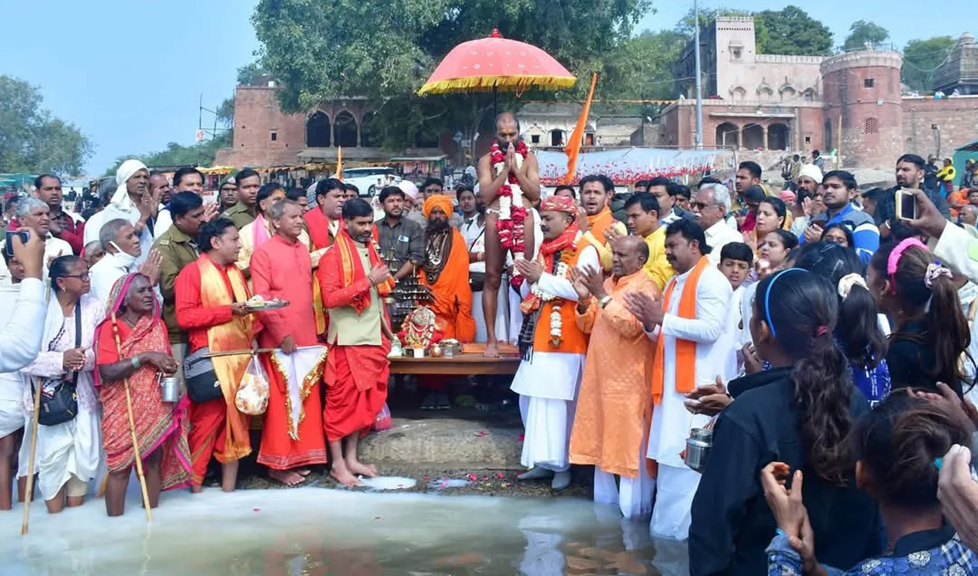 दादा गुरु के आगमन पर मां नर्मदा के जयकारों से गूंजा नर्मदा तट