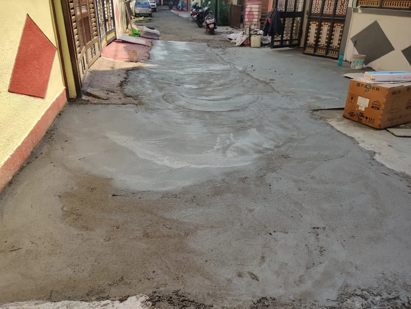 हरदा नगर पालिका की निष्क्रियता से नाराज लोगों ने खुद बनवाई अपने घर के सामने की सड़क