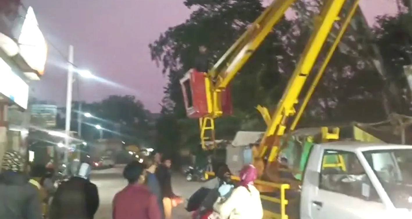 नप कर्मचारियों ने चाइनीज मांझे में उलझे पक्षी बगुले की बचाई जान
