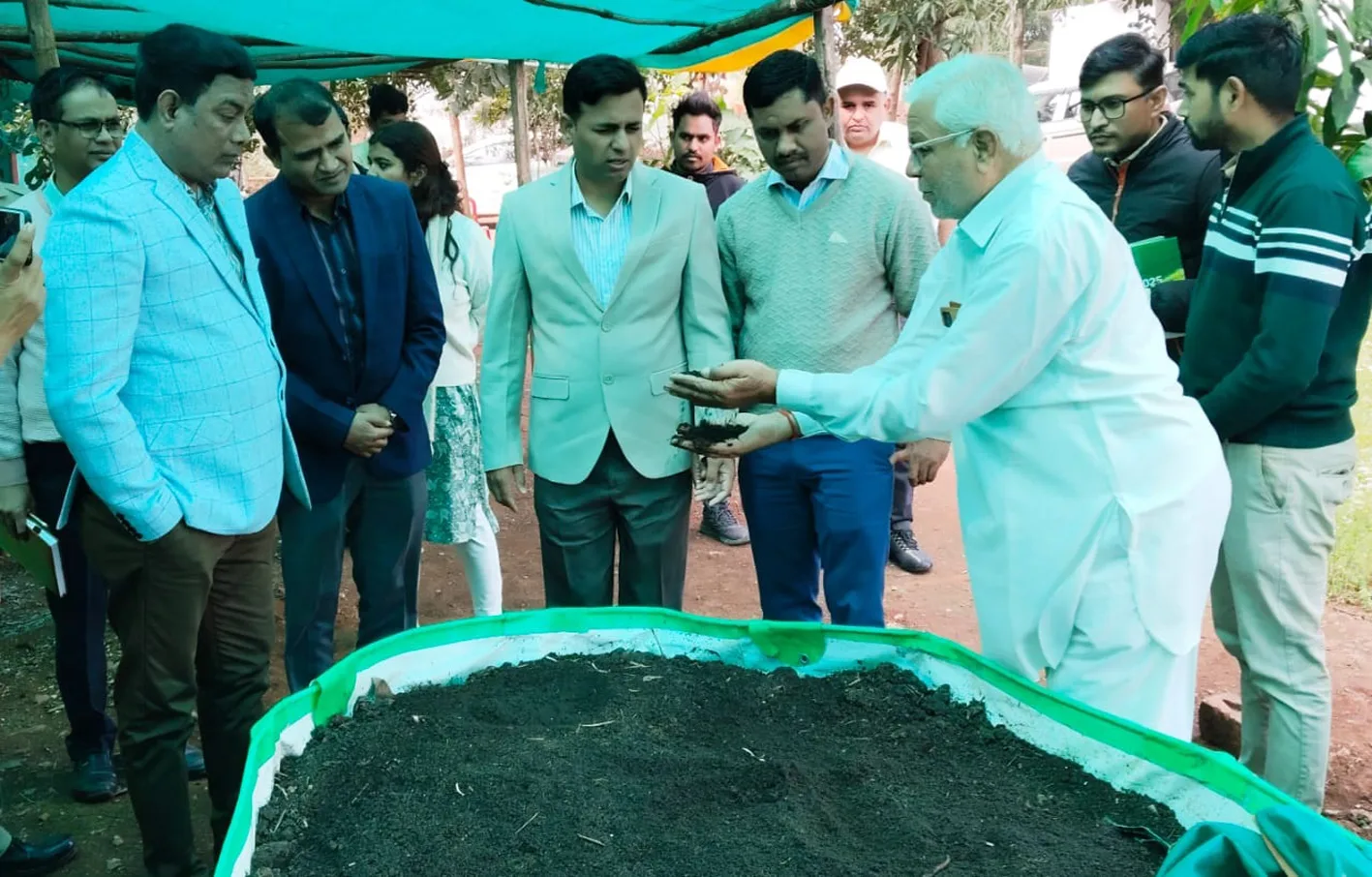 कमिश्नर ने नयापुरा में जैविक खेती का किया निरीक्षण  