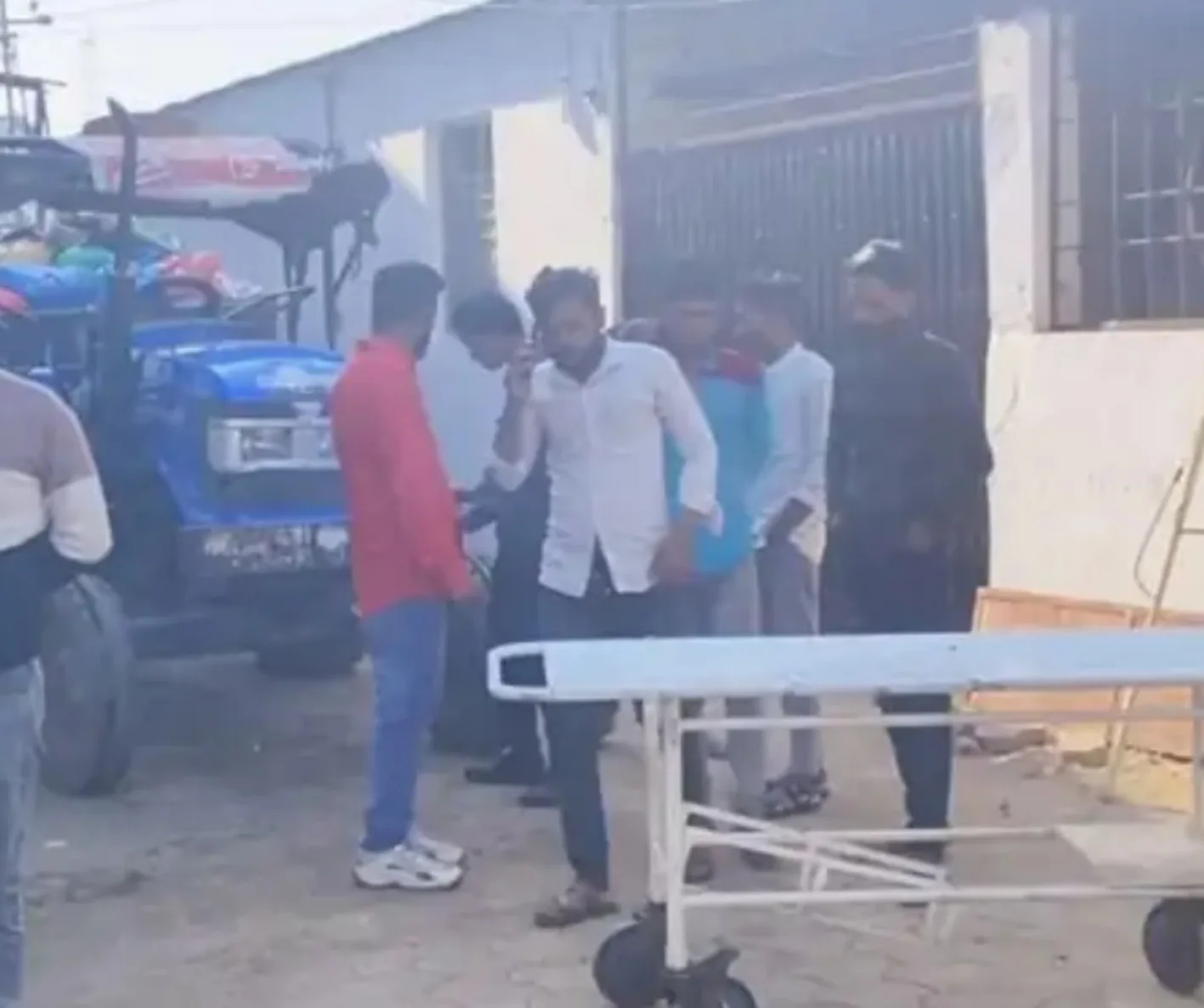 बिजली के खंभे पर लाइन सुधारते वक्त लगा करंट, मौत