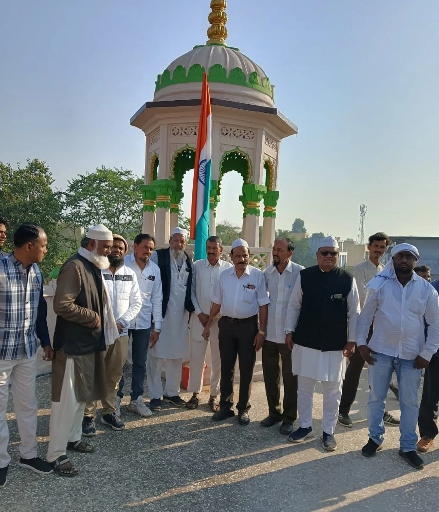 फरहत सराय में फहराया तिरंगा झंडा