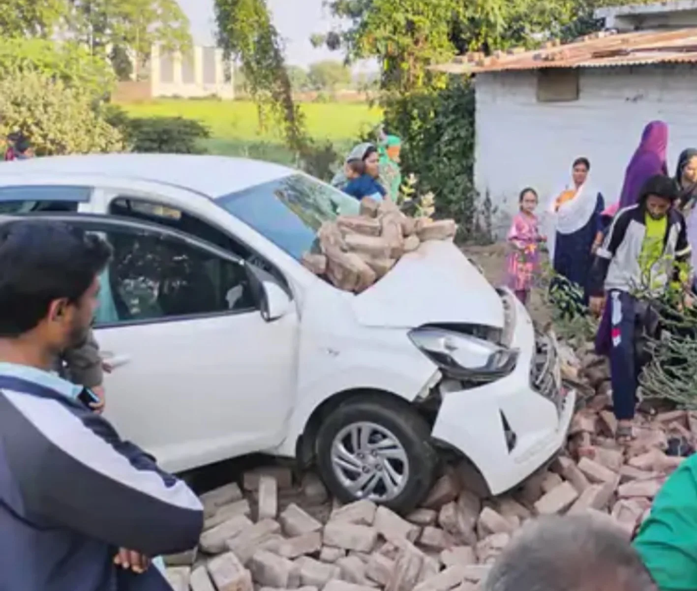 एक वर्षीय पोते को खिला रहे दादा की हादसे में मौत