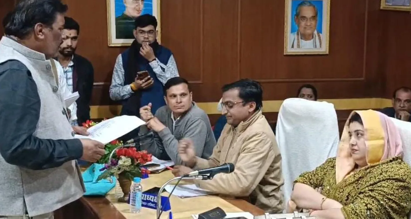 नगर पालिका परिषद की बैठक में हंगामा