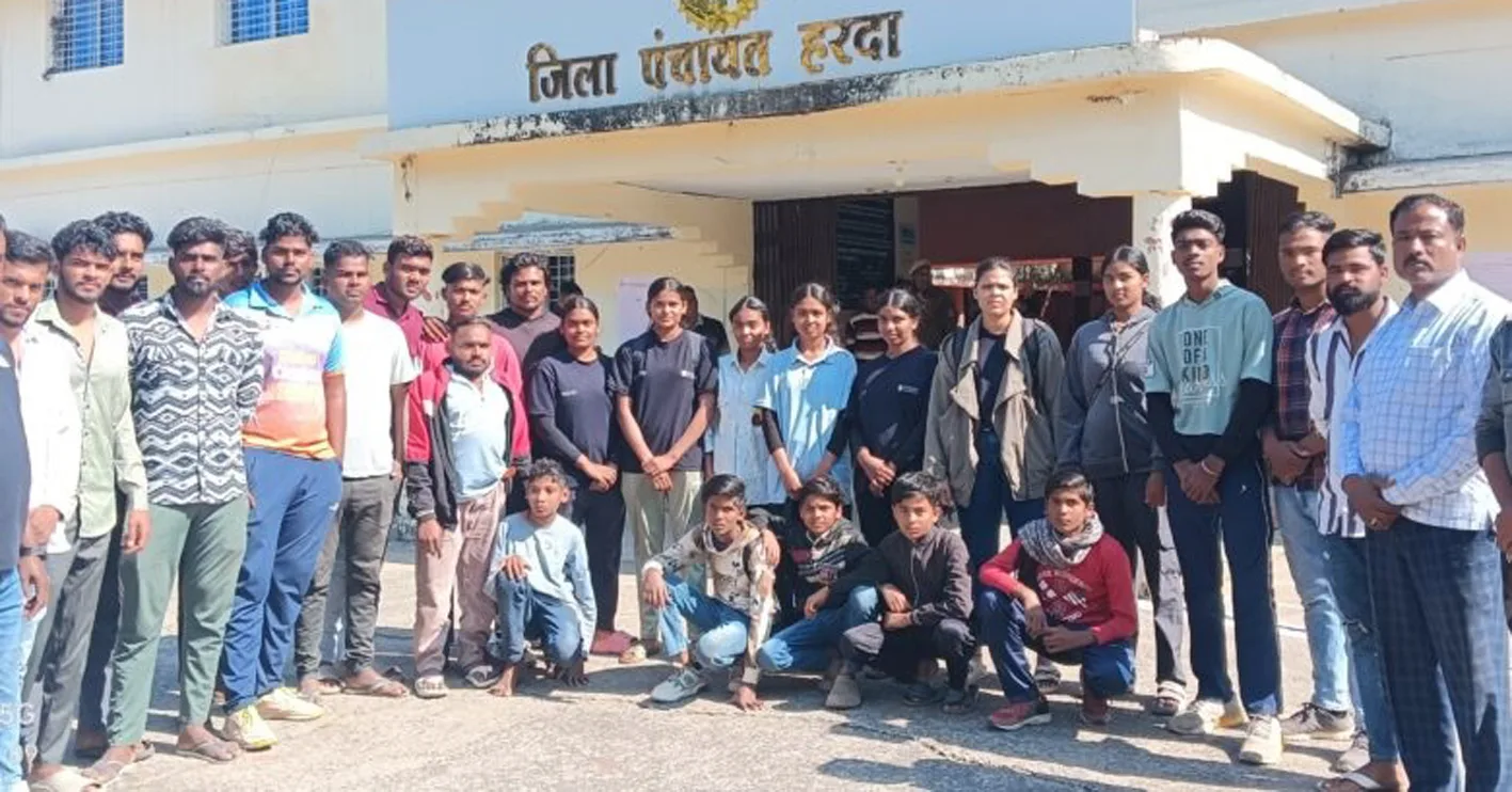 खेड़ीपुरा के खिलाड़ी पहुंचे जनसुनवाई