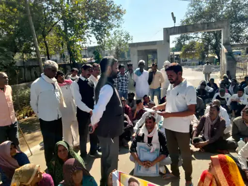 डॉक्टर के खिलाफ कार्यवाही न होने पर मृतक के माता-पिता ने किया आत्मदाह का प्रयास