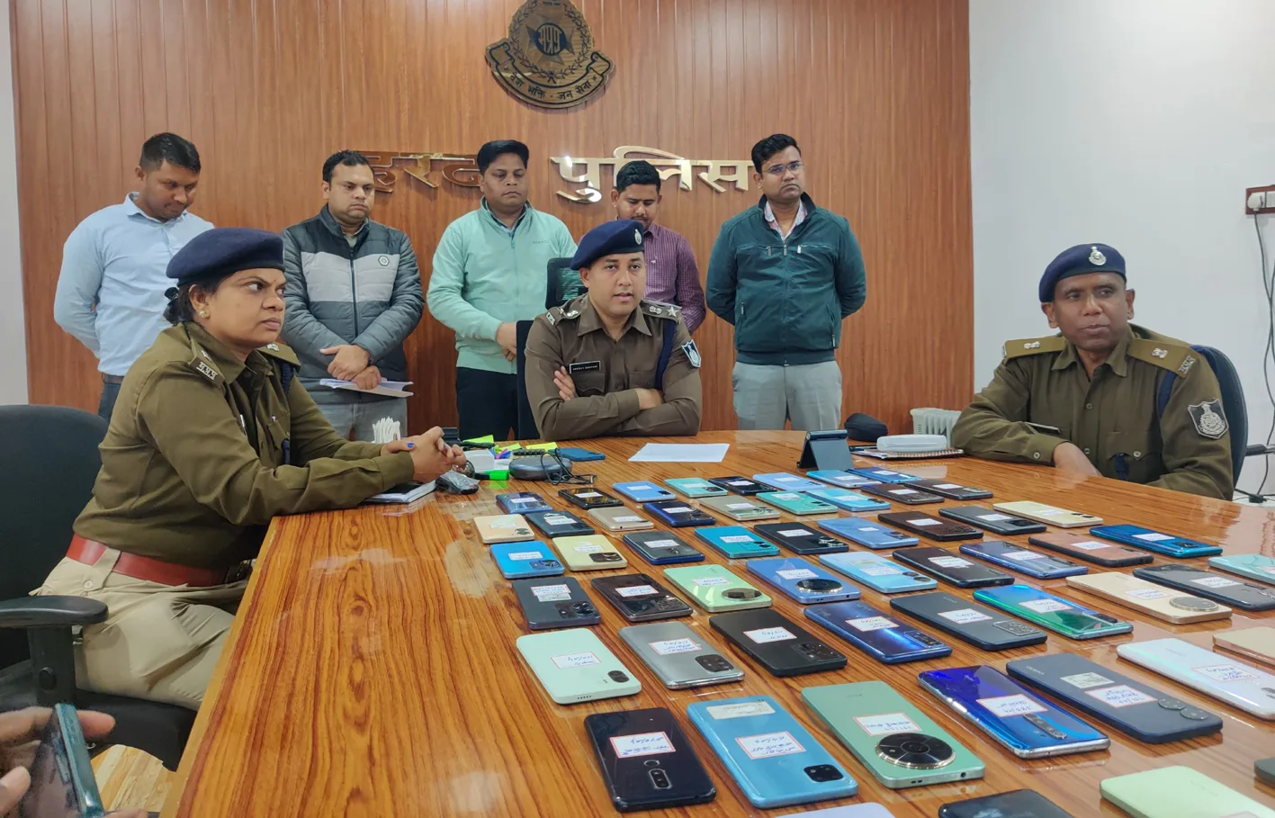 सायबर सेल पुलिस ने लौटाए गुम हुए १३४ मोबाईल