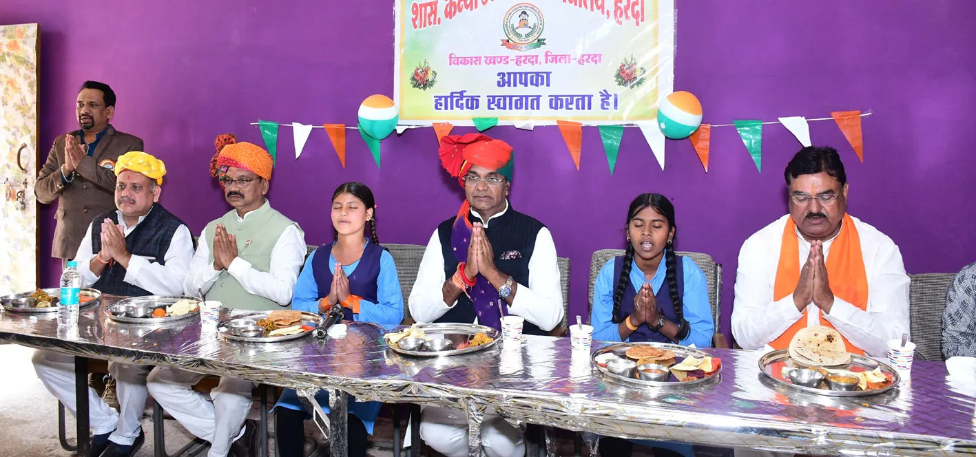 प्रभारी मंत्री ने विद्यार्थियों के साथ भोजन किया