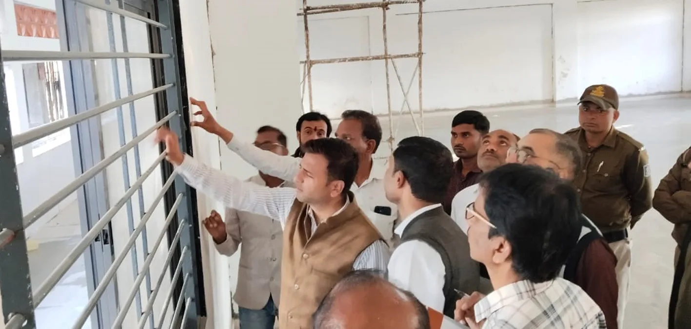 कमिश्नर ने खिरकिया के निर्माणाधीन सीएम राइज स्कूल भवन का किया निरीक्षण  