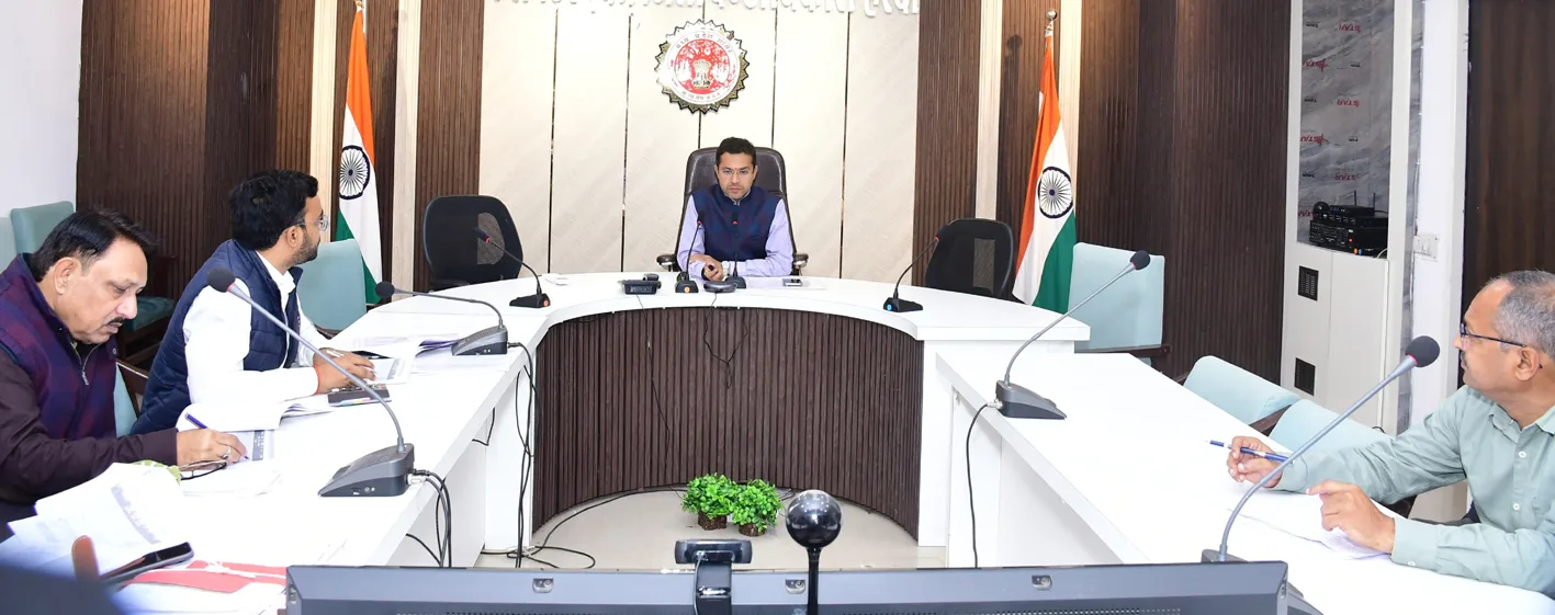 जल जीवन मिशन की सभी पेयजल योजनाएं शीघ्रता से पूर्ण करें : कलेक्टर  