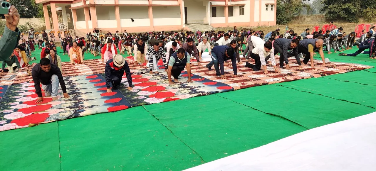 बड़वाह में सामूहिक सूर्य नमस्कार के साथ साईकिल वितरण का हुआ कार्यक्रम