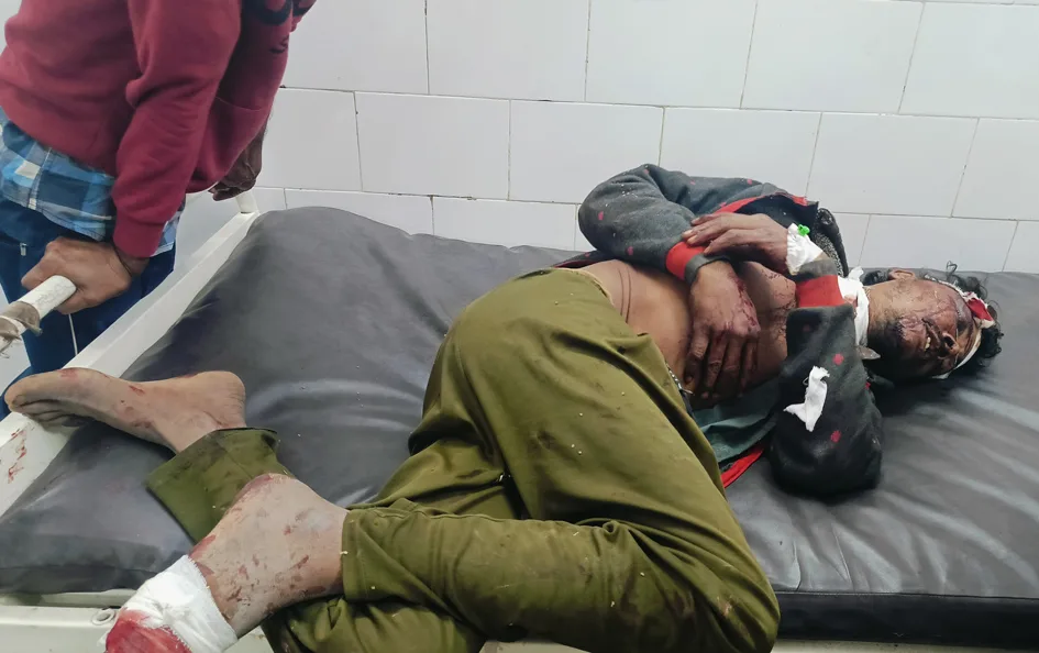 सड़क हादसे में तीन घायल, एक गंभीर