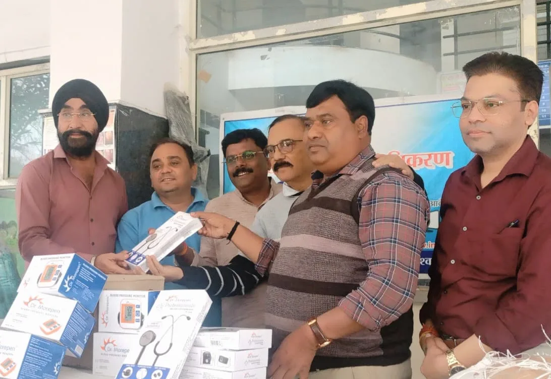 अग्रवाल ब्रेवरीज ने बड़वाह शासकीय अस्पताल में चिकित्सा उपकरण किए भेंट